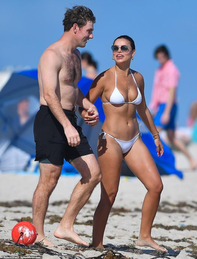 Gắn bó với nhau nhiều năm nhưng cặp đôi vẫn giữ được lửa yêu mặn nồng như thuở mới yêu.