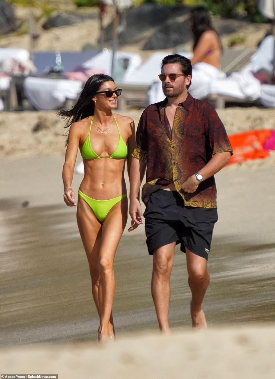 Scott Disick và Kourtney Kardashian từng có 10 năm mặn nồng và có chung 3 con trước khi chia tay vào năm 2015. Do vậy, anh thường xuyên có mặt trong các dịp nghỉ lễ, đi du lịch cùng gia đình bạn gái cũ để gặp và dành thời gian bên 3 con.