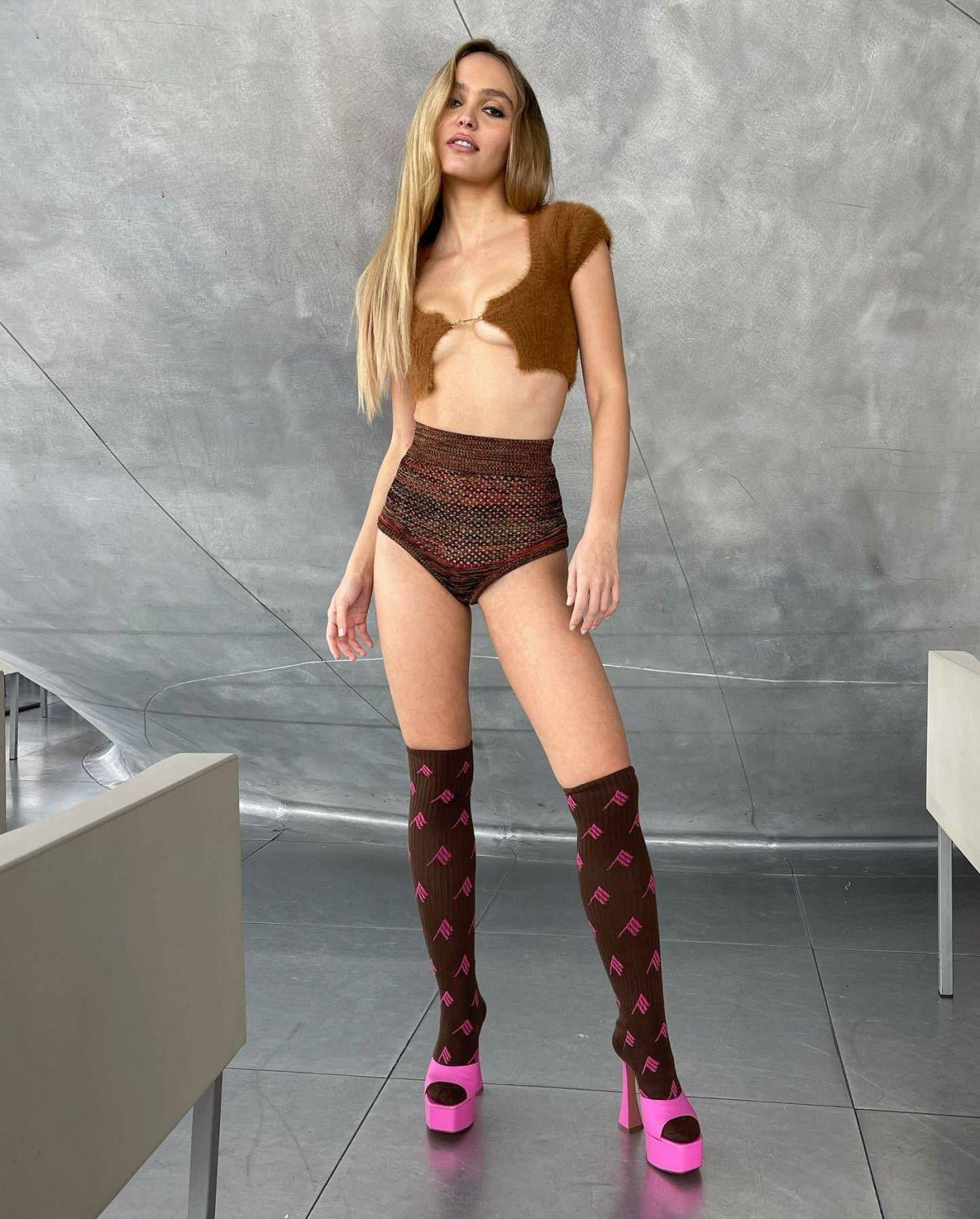 Có thể nói đây là một trong những bộ ảnh táo bạo nhất của con gái tài tử gạo cội Johnny Depp. Có thể nói đây là một trong những bộ ảnh táo bạo nhất của con gái tài tử gạo cội Johnny Depp.