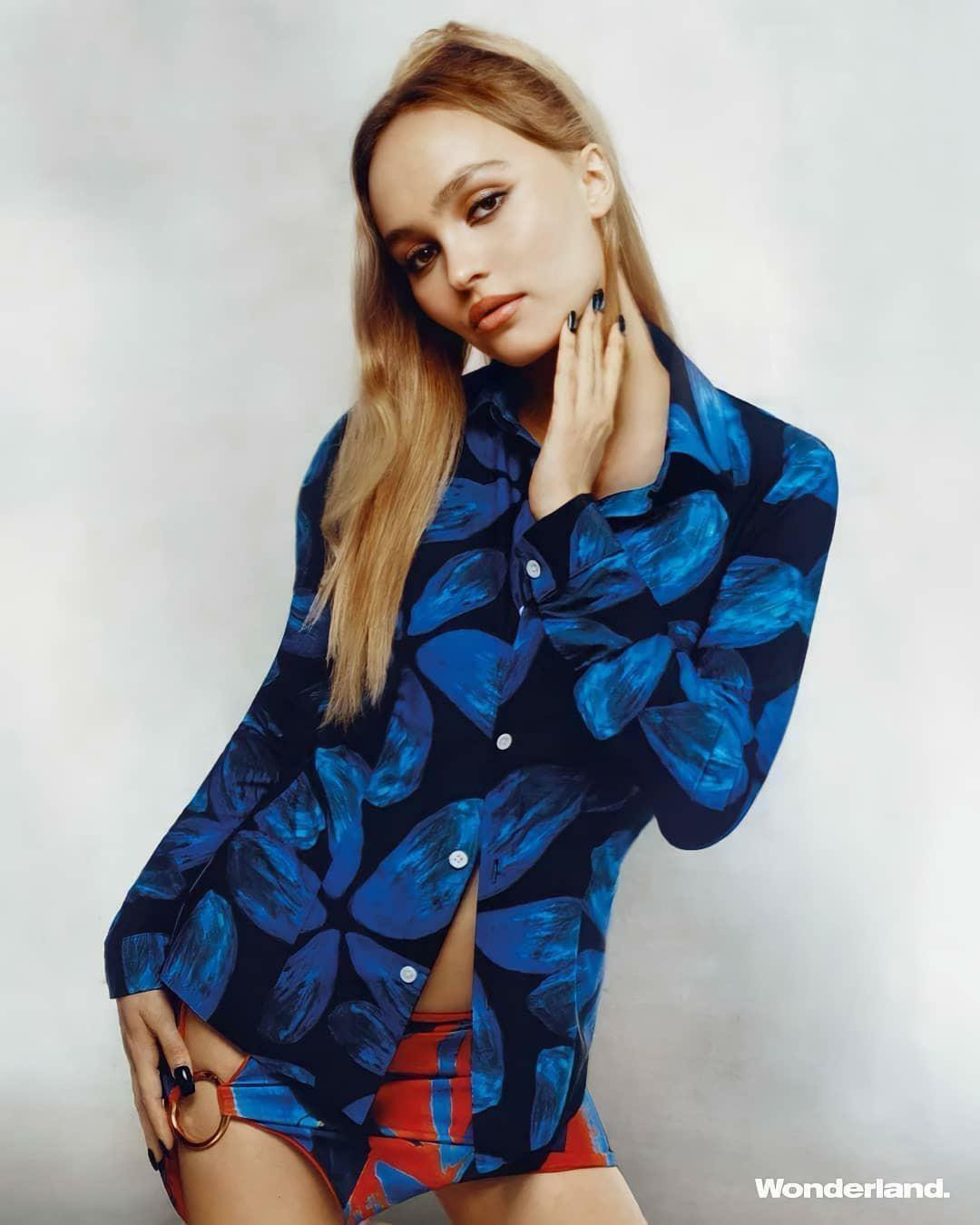 Lily-Rose Depp hiện là người mẫu đang lên của làng thời trang thế giới. Lily-Rose Depp hiện là người mẫu đang lên của làng thời trang thế giới.