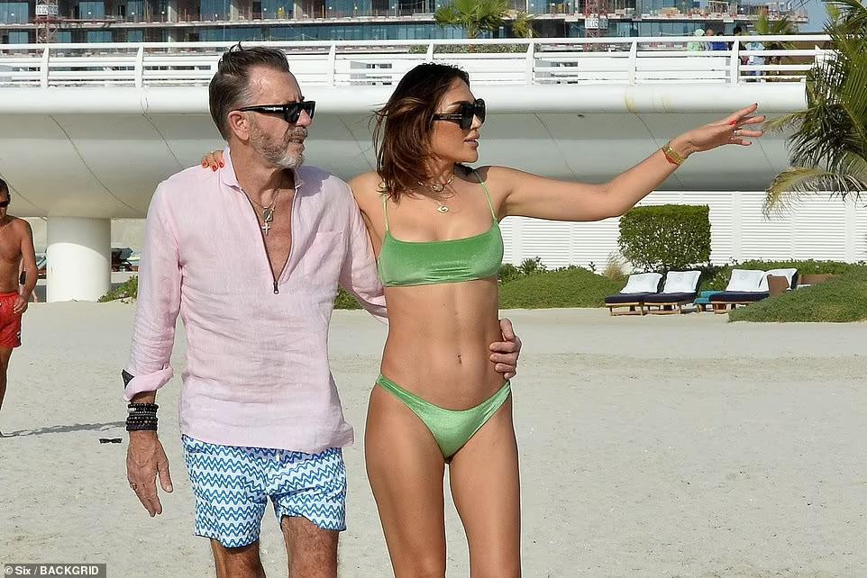 Sau khi trở thành bạn gái của Duncan Bannatyne - người hiện sở hữu hơn 374 triệu USD, người đẹp 8x bước chân vào thế giới triệu phú và lọt tầm ngắm truyền thông.