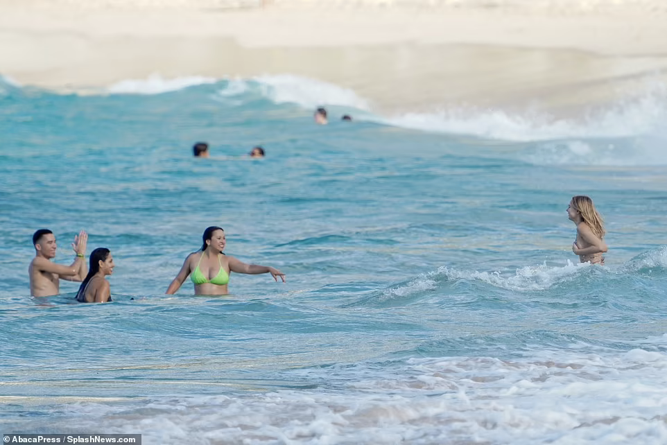 Người đẹp 9x vui đùa trên sóng nước cùng những người bạn.