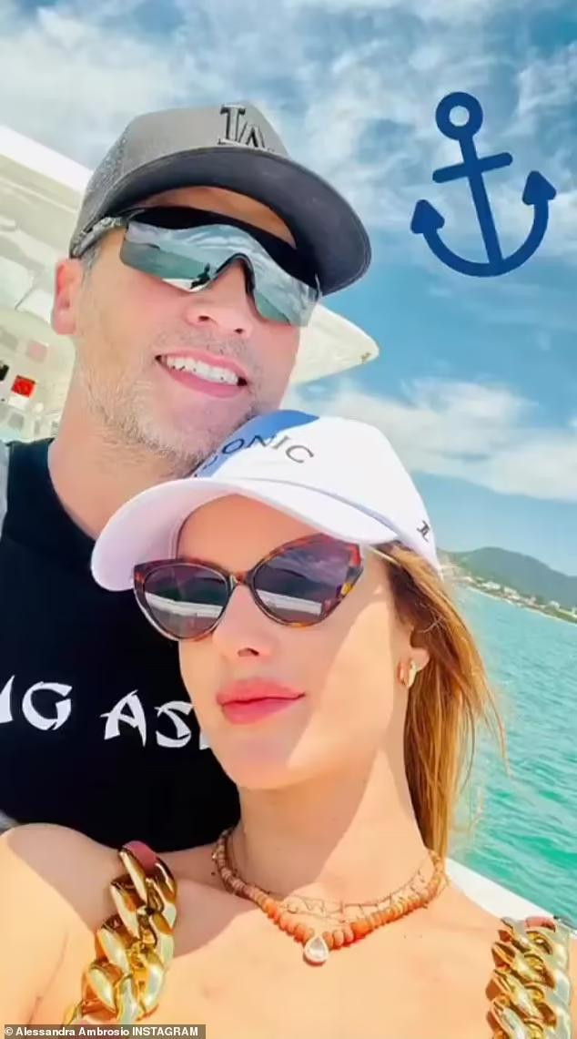 Mỹ nhân sinh năm 1981 ngọt ngào bên bạn trai người mẫu hơn 17 tuổi Richard Lee. Mỹ nhân sinh năm 1981 ngọt ngào bên bạn trai người mẫu hơn 17 tuổi Richard Lee.