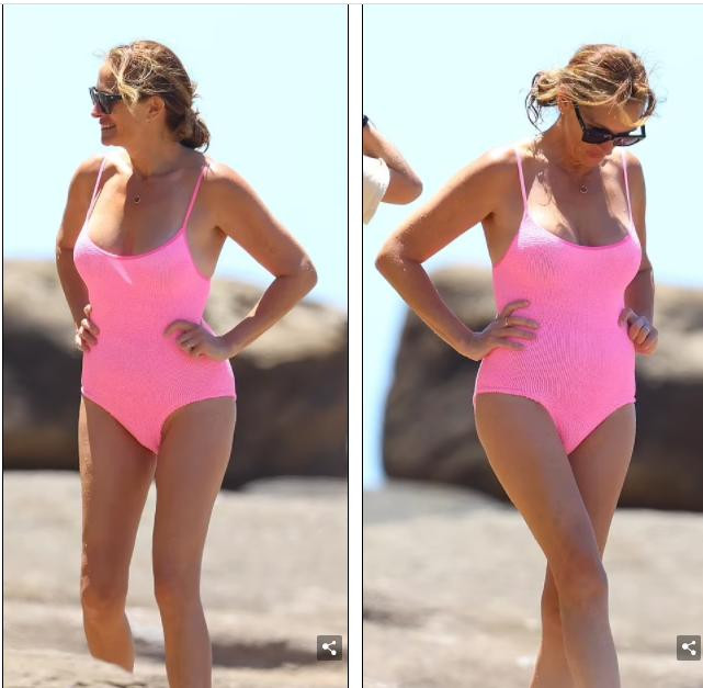 Minh tinh Hollywood sinh năm 1967 diện bộ áo tắm 1 mảnh màu hồng neon, phô thân hình cân đối, gợi cảm ở tuổi 54.