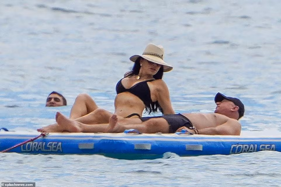 Lauren Sanchez dù ở tuổi U60 nhưng sở hữu body cực săn chắc nóng bỏng, không khó hiểu khi vị tỷ phú thứ 2 thế giới lại say đắm cô đến thế.