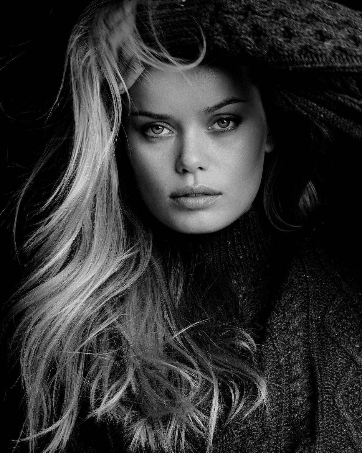 ... hay những bộ áo len kín mít nhưng vẫn thấy nàng mẫu sinh năm 1994 tỏa sáng và vô cùng quyến rũ. ... hay những bộ áo len kín mít nhưng vẫn thấy nàng mẫu sinh năm 1994 tỏa sáng và vô cùng quyến rũ.