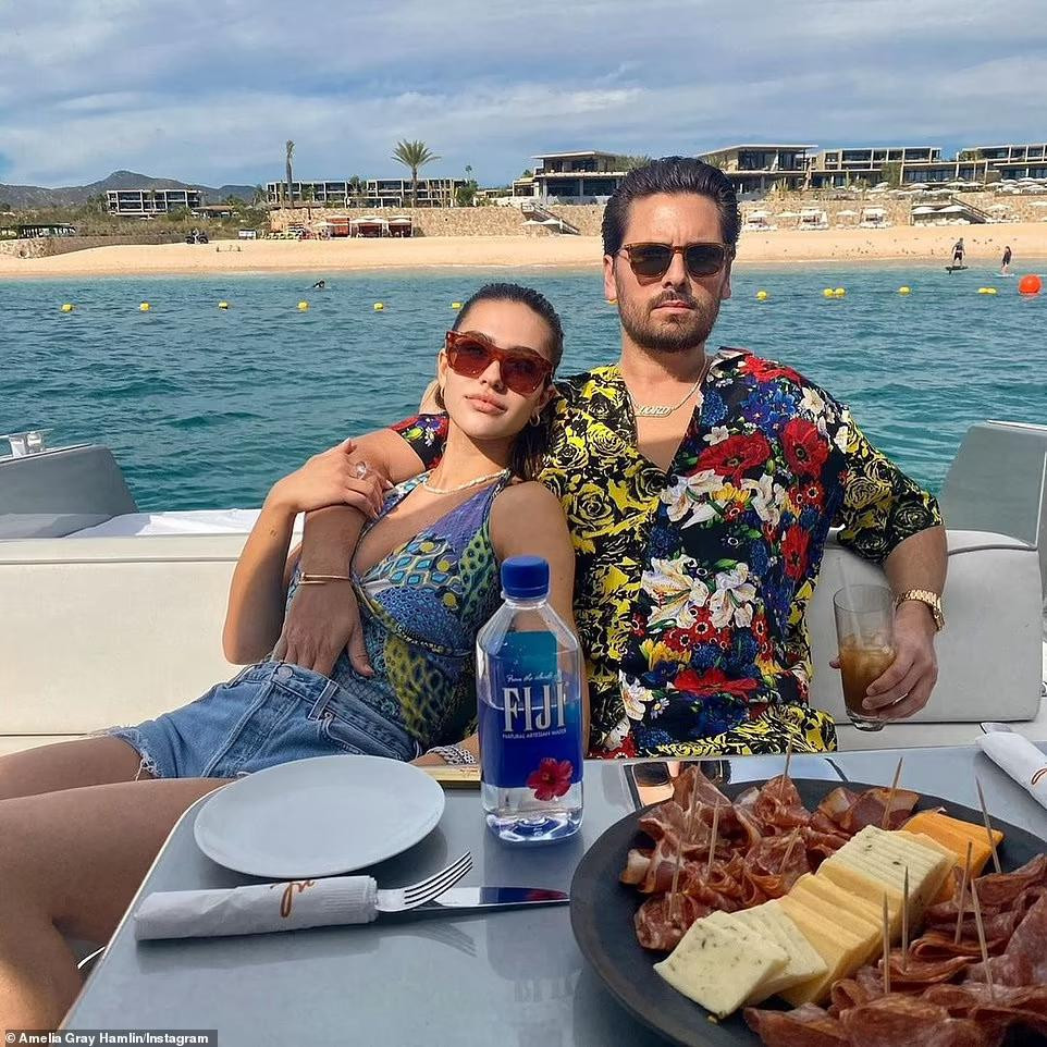 Amelia Hamlin và Scott Disick thuở còn bên nhau. Hiện trong khi nàng mẫu vẫn lẻ bóng thì "trai hư" Scott Disick được cho là về bên người cũ - nàng mẫu Bella Banos (SN 1996).