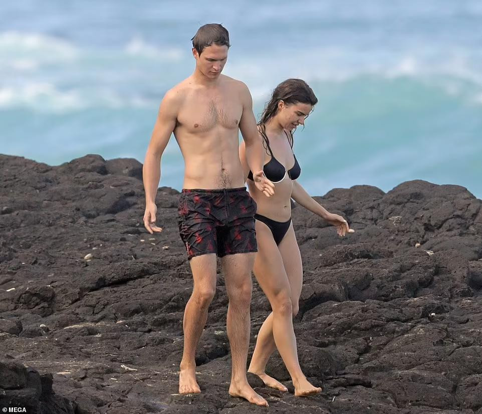 Vụ việc đã ảnh hưởng không nhỏ tới danh tiếng của ngôi sao đang lên ở Hollywood. Ansel Elgort nhận rất nhiều chỉ trích từ khán giả vì hành xử không đàng hoàng, thiếu nam tính của anh trong cuộc tình với cô gái kia.