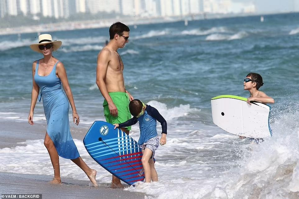 Ái nữ của cựu Tổng thống Mỹ Donald Trump diện chiếc đầm xanh mỏng ôm sát phô đường cong thể hình cực gợi cảm.