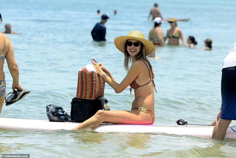 Alessandra Ambrosio trông vô cùng tươi trẻ và rạng rỡ so với tuổi 40 của mình.