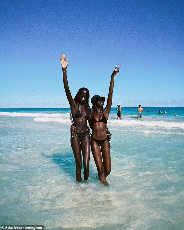 Cả hai nàng mẫu đều gây chú ý bởi đôi chân dài "gấp đôi người", khiến cho tỷ lệ cơ thể trở nên "siêu thực" như búp bê.