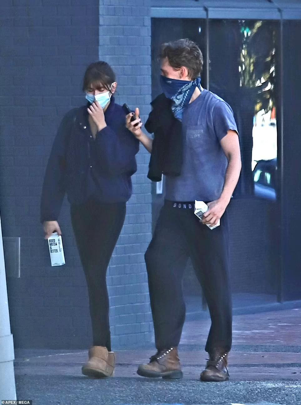 Kaia Gerber và Austin Butler tham gia lớp học yoga cùng nhau...