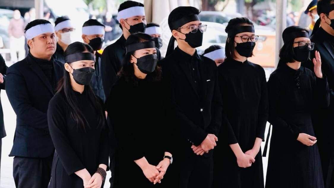 Vợ con nhạc sĩ Phú Quang