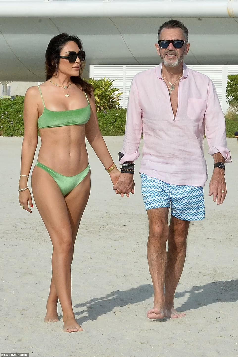 Cặp đôi luôn tay trong tay tình tứ, giữ được lửa yêu mặn nồng dù đã kết hôn được 4 năm.