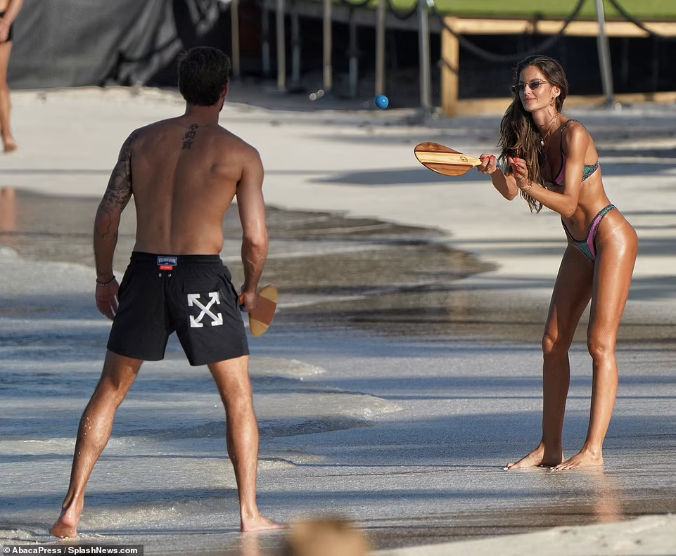 Izabel Goulart được biết đến nhiều hơn khi gia nhập hãng nội y Victoria's Secret năm 2005 và được thành thiên thần.