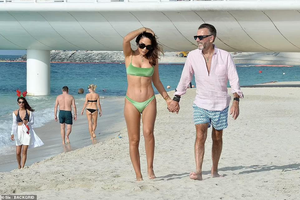 Cặp vợ chồng triệu phú có chuyến đi nghỉ ở Dubai dịp Giáng sinh và có những shoot hình tình tứ, ngọt ngào khiến dân mạng ngưỡng mộ.