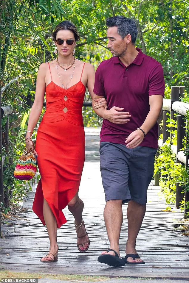 Cặp sao đi dạo ở Florianopolis - quê nhà của Alessandra Ambrosio. Cặp sao đi dạo ở Florianopolis - quê nhà của Alessandra Ambrosio.