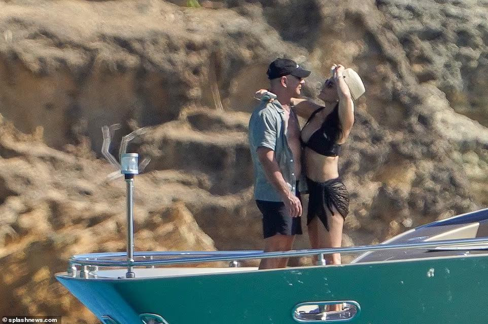 Họ liên tục bị chụp lại những bức ảnh yêu đương, ôm ấp...