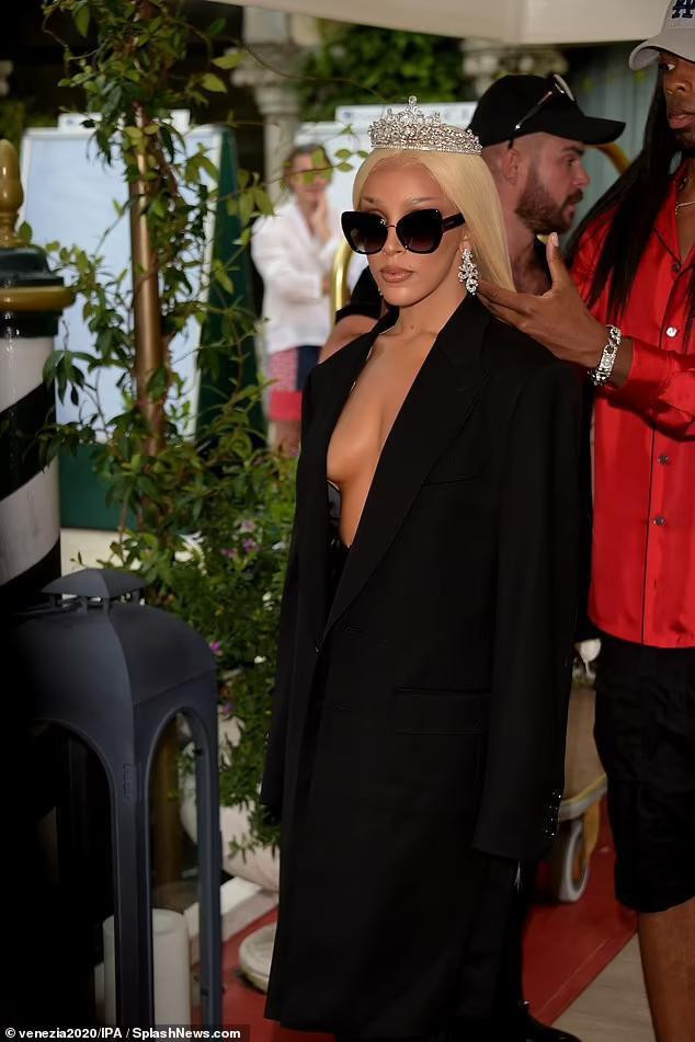 Tháng 8 vừa qua, Doja Cat khiến người nhìn choáng váng khi lộ gần hết vòng một tại show diễn Alta Sartoria của Dolce &amp; Gabbana tổ chức ở Venice, Italy.