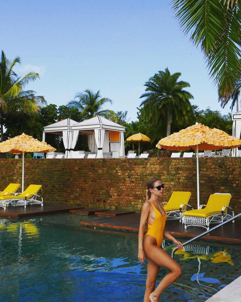 Bộ ảnh áo tắm mới đây của chân dài nước Anh khiến fan phát "sốt". Người đẹp khoe triệt để body hoàn hảo với chiều cao 1m70 và ba vòng 84-58.5-86 cm.