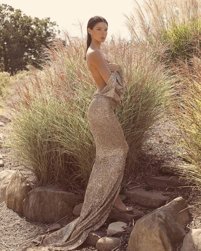 Tạo hình của nàng mẫu đẹp như thần Vệ nữ khiến fan không thể rời mắt.