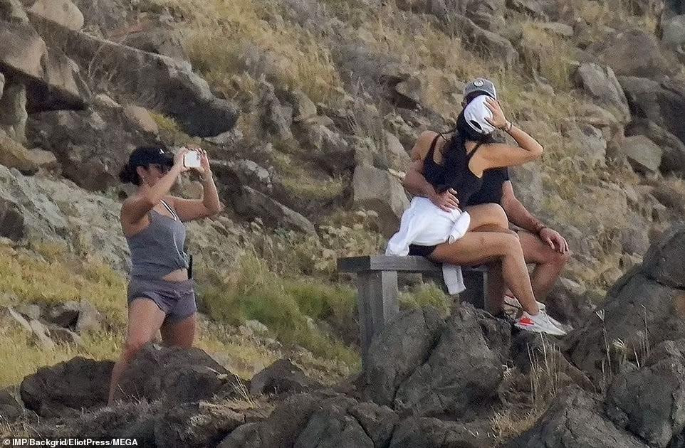 Cả hai không ngừng ôm hôn mặn nồng bất chấp bạn bè xung quanh.