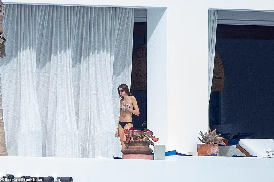 Không chỉ vậy, nguồn tin này còn cho biết: "Cô ấy có vẻ hạnh phúc. Bạn bè của Austin Butler đều nghĩ rằng cô ấy thật dễ thương".