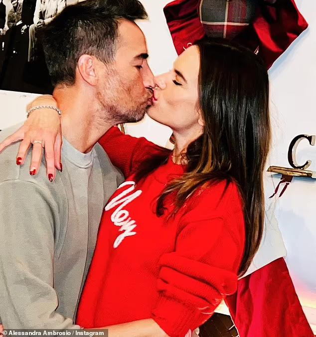 Công khai tình cảm từ đầu năm, cặp đôi mẫu đang tận hưởng những tháng ngày yêu đương mặn nồng bên nhau. Công khai tình cảm từ đầu năm, cặp đôi mẫu đang tận hưởng những tháng ngày yêu đương mặn nồng bên nhau.