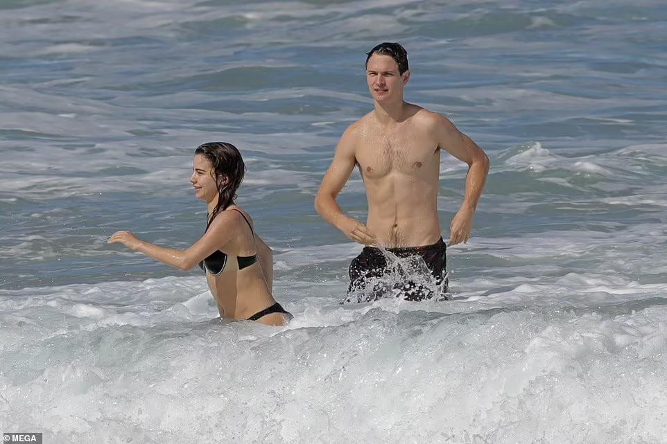 Ansel Elgort sinh năm 1994 và bạn gái kém 2 tuổi đi nghỉ sau khi thông tin về vở nhạc kịch West Side Story có sự tham gia của nam diễn viên, của đạo diễn lừng danh Steven Spielberg ra mắt trở thành 'bom xịt' với doanh thu ảm đạm.