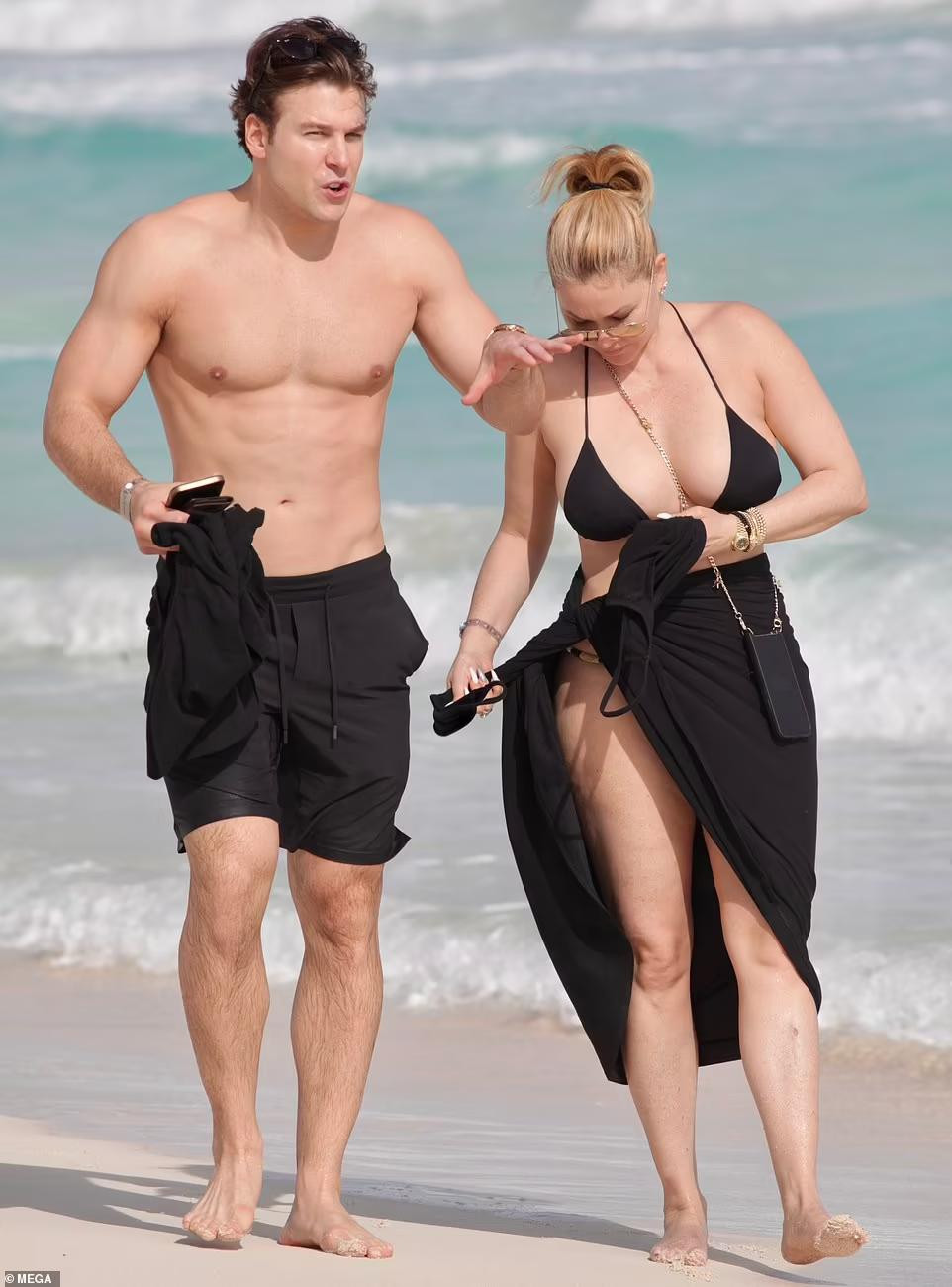 Cô cũng được biết đến là vợ cũ của tay trống của ban nhạc rock Blink182 Travis Barker từ năm 2004-2008. Cả hai có 2 đứa con chung (một trai, một gái) trước khi chia tay. Trước đó, cô từng có một đứa con gái với võ sĩ quyền anh Oscar De La Hoya năm nay 22 tuổi.