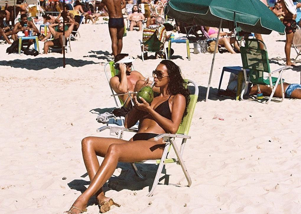 Cô có 1 con trai mắc chứng tự kỉ năm nay đã 13 tuổi. Hiện Lais Ribeiro và vị hôn phu là ngôi sao bóng rổ Joakim Noah, 36 tuổi cùng nhau chăm sóc con riêng của cô.