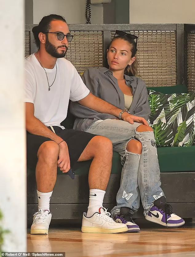 Không chỉ vậy, cô từng hai lần ở vị trí số một của bảng xếp hạng 100 gương mặt đẹp nhất do TC Candler bình chọn. Không chỉ vậy, cô từng hai lần ở vị trí số một của bảng xếp hạng 100 gương mặt đẹp nhất do TC Candler bình chọn.