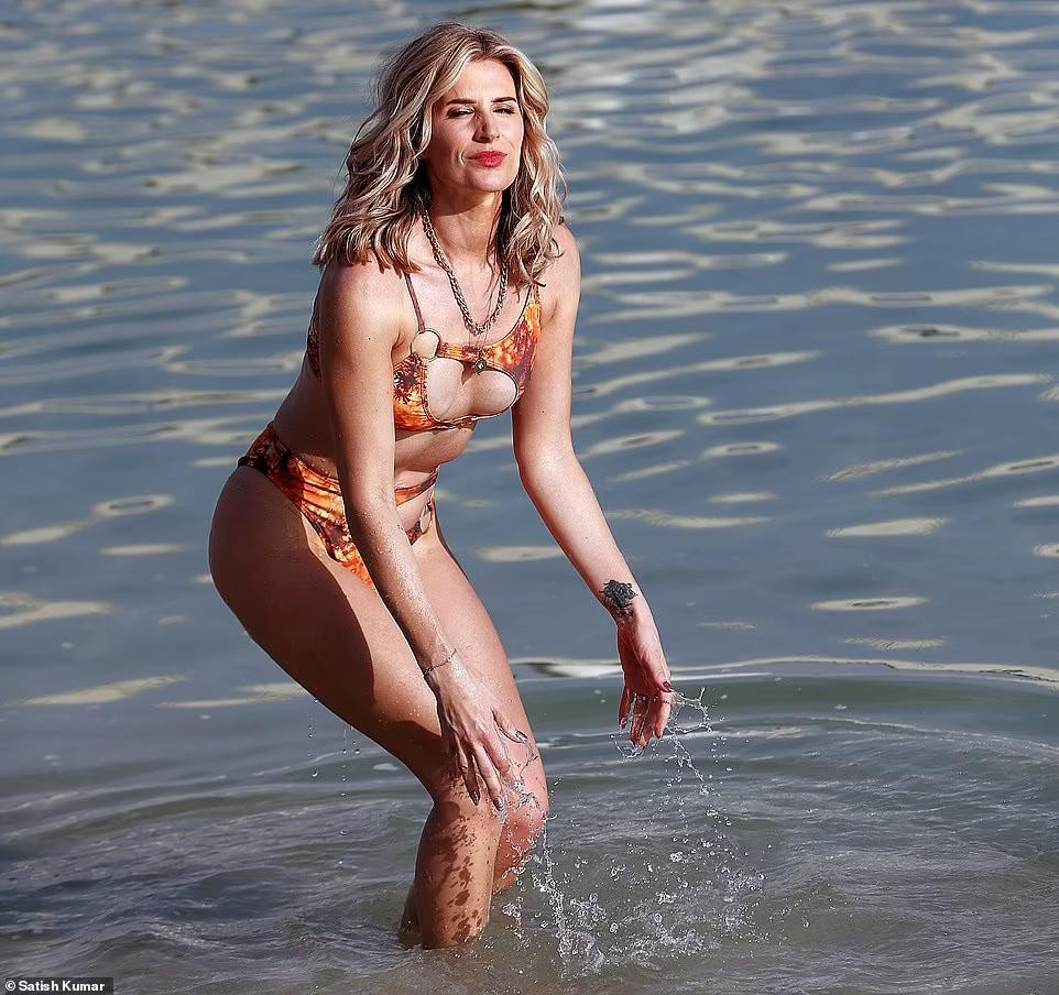 Ngôi sao sân khấu ở xứ sở sương mù mặc bộ áo tắm họa tiết tông màu đỏ cam, cắt xẻ táo bạo, khoe tối đa hình thể săn chắc và nóng bỏng. Ngôi sao sân khấu ở xứ sở sương mù mặc bộ áo tắm họa tiết tông màu đỏ cam, cắt xẻ táo bạo, khoe tối đa hình thể săn chắc và nóng bỏng.