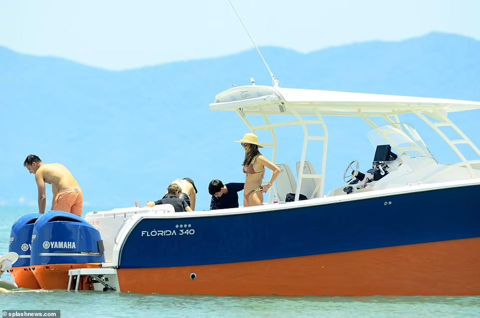 Sau đó, bà mẹ 2 con lấn sân kinh doanh thương hiệu đồ bơi riêng GAL Floripa do cô cùng chị gái và bạn thân sáng lập.