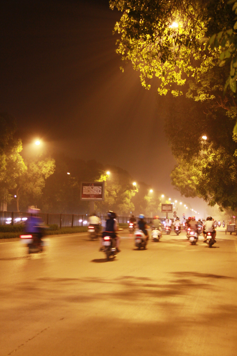 Khói lạ tràn ngập đường phố thủ đô vào ban đêm. Ảnh: Trường Phong