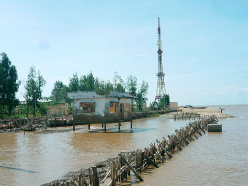 Triều cường dâng cao gây ngập, sạt lở nhiều đoạn đê kè P.Nhà Mát, TP.Bạc Liêu - Ảnh: T.T.Phong - TNO