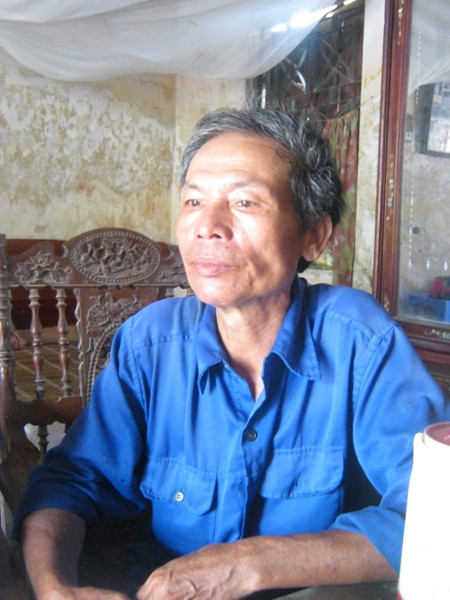 Ông Nguyễn Bá Nghĩa, bố đẻ nạn nhân trao đổi với PV