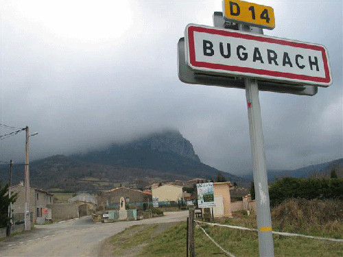 Làng Bugarach dưới chân núi cùng tên