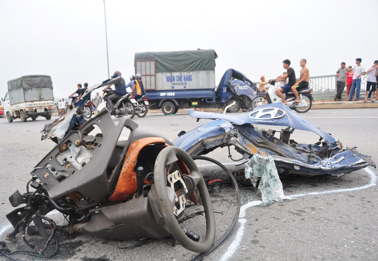 Vụ tai nạn thu hút sự chú ý của nhiều người đi đường. Vụ tai nạn thu hút sự chú ý của nhiều người đi đường