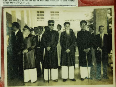 Các cụ bô lão miền Nam dự triển lãm chủ quyền Việt Nam với Hoàng Sa,Trường Sa tại Sài Gòn năm 1975. Ảnh: Tư liệu của TS Nguyễn Nhã Tiến sĩ Nguyễn Nhã với chiếc ghe bầu mô hình mà các đội dân binh được triều đình cử đi quản lý khai thác Hoàng Sa thế kỷ 19. Ảnh: N.A