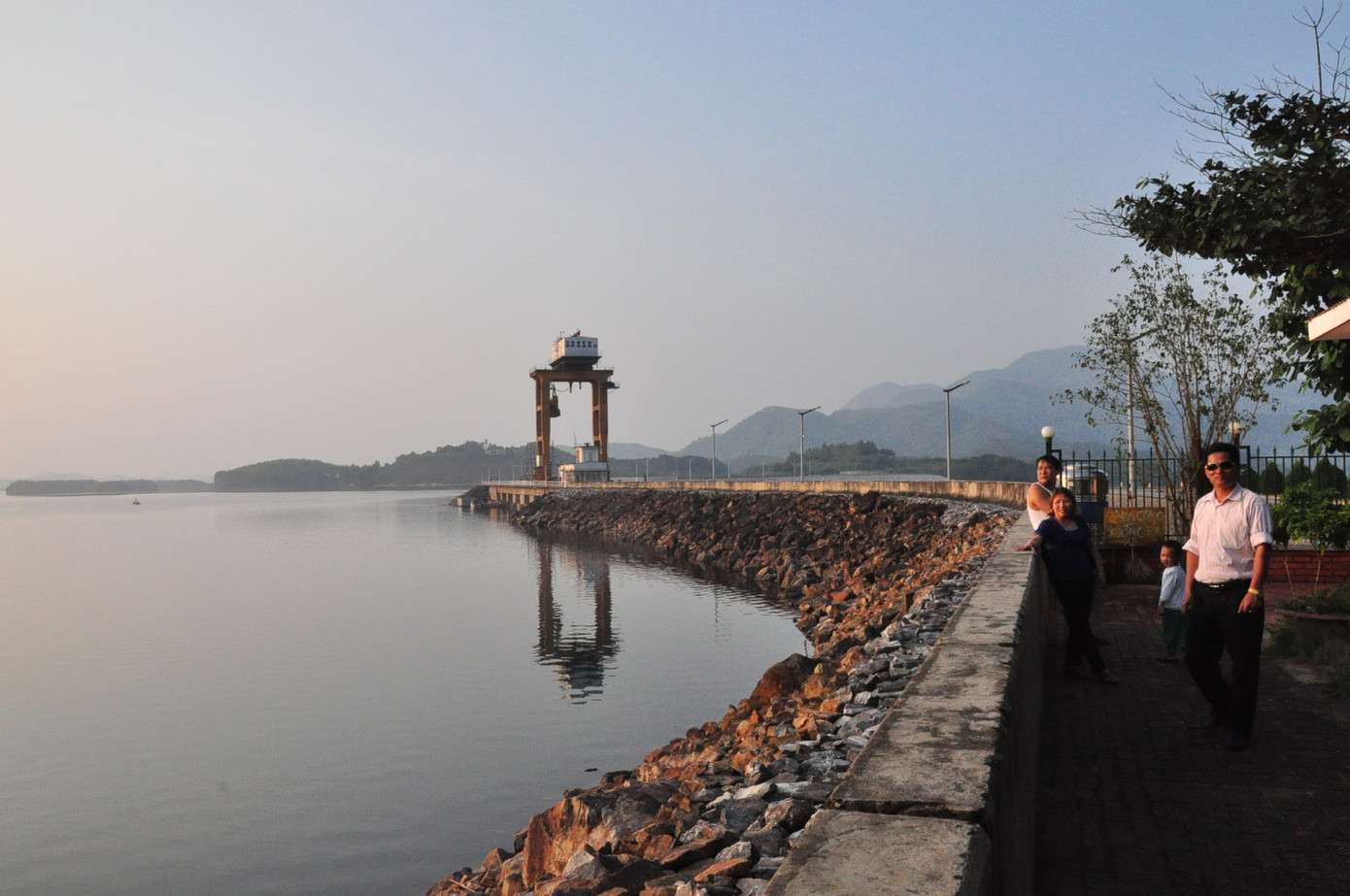 Thuỷ điện Thác Bà đóng góp công suất 120MW gồm 3 tổ máy 40W, hằng năm hoà vào lưới điện quốc gia gần 400 triệu KW