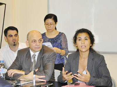 Tham tán kinh tế ĐSQ Pháp Marie Celile (hàng đầu bên phải) và ông Alain Bechereau (trái) Ảnh: Đại Phượng