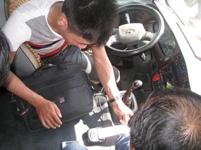 Nhân viên Cty BA đóng vai trò thành viên tổ kiểm tra. Ảnh: Sỹ Lực. Nhân viên Cty BA đóng vai trò thành viên tổ kiểm tra. Ảnh: Sỹ Lực