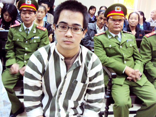 Khuôn mặt không cảm xúc của bị cáo Nghĩa lúc chuẩn bị bắt đầu phiên tòa