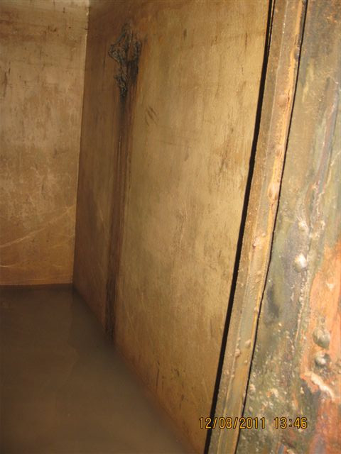 Một góc hầm bị bịt bởi gạch vỡ và bê tông