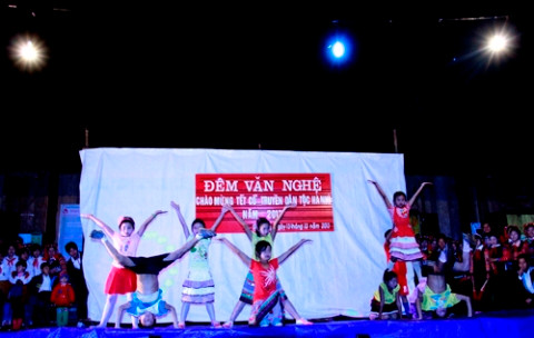 Các em thiếu nhi làm nóng sân khấu với tiết mục nhảy eurobic