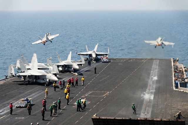Hàng không mẫu hạm USS Eisenhower gần hải phận Syria 