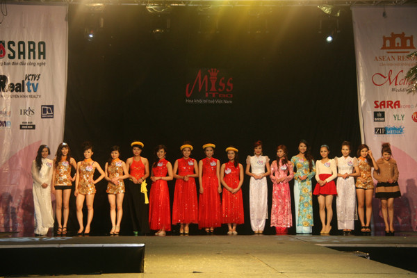 Các thí sinh Miss Itgo trong đêm chung khảo 4 - 1 - 2012