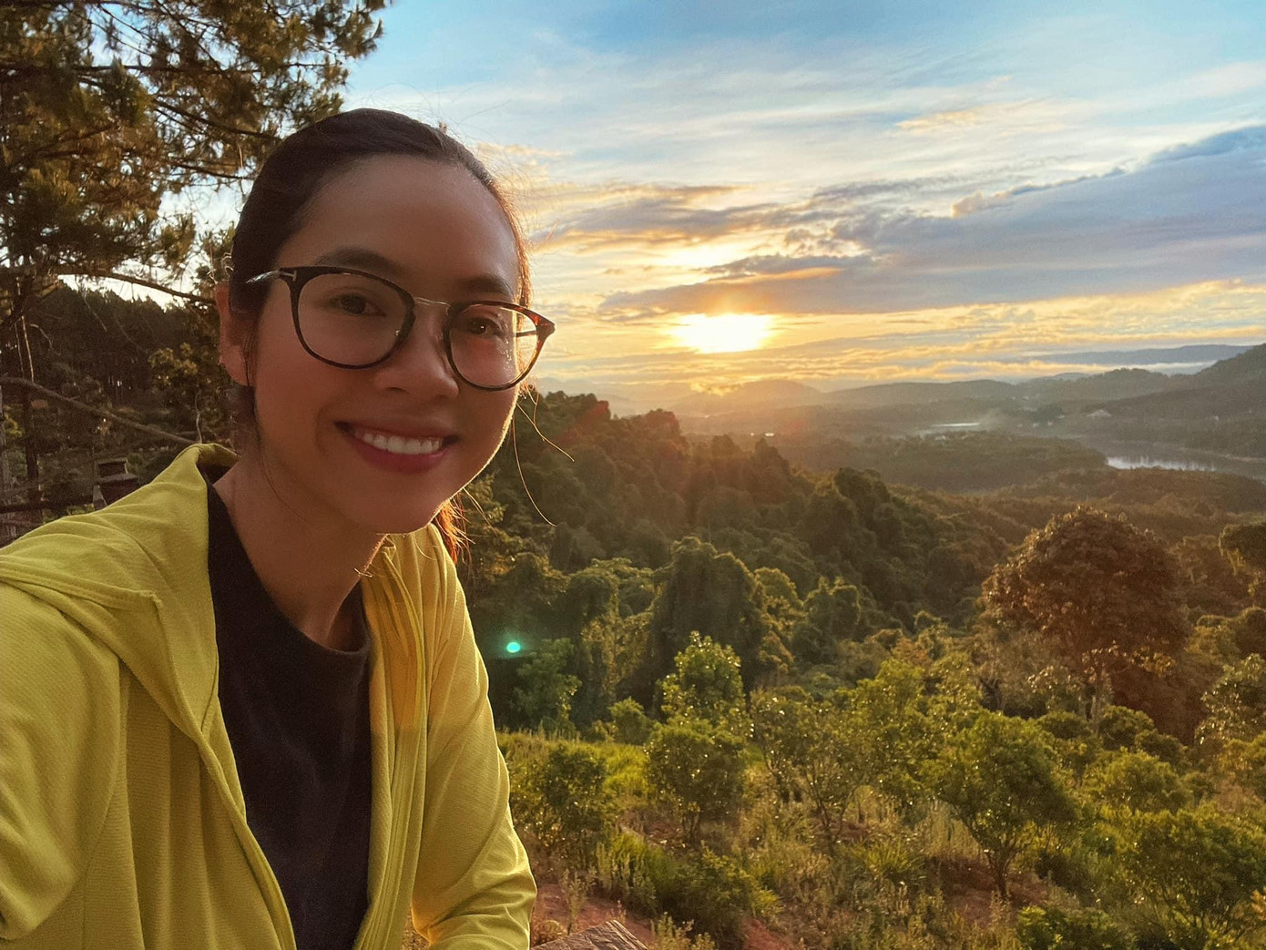 Người đẹp theo một khoá thiền trong vòng 10 ngày tại nơi rừng núi vắng vẻ để tìm lại sự tĩnh lặng trong tâm hồn.