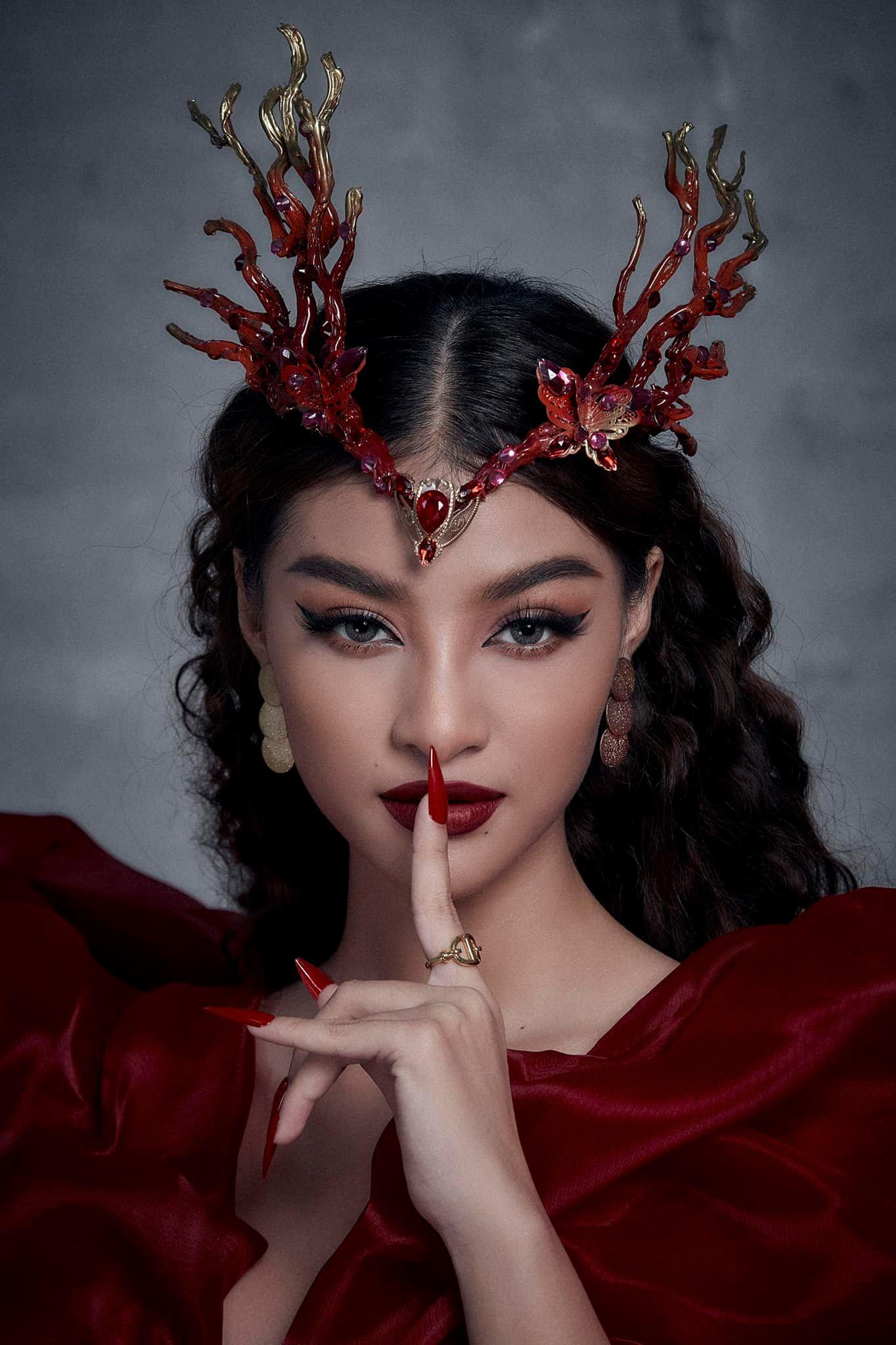 Á hậu Kiều Loan hoá 'nữ thần' đầy quyền lực và bí ẩn.